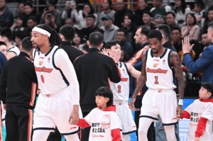 九游体育直播-萨林杰半场7中1得到2分5篮板，萨姆纳6中1得到3分3篮板