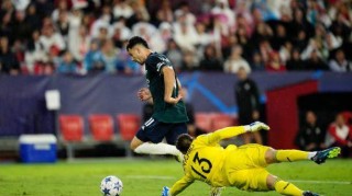 九游官网真人-年轻枪手学会“逆风”赢球，魔鬼客场抢回小组头名